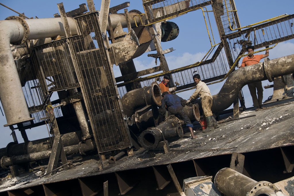 Shipwrecking, Chittagong